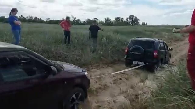 Машину одного из участников автопробега вытаскивают из песчаной ловушки. смотреть онлайн