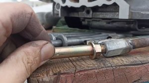 Достать направляющие  из ГБЦ и поршневые пальцы на Субару ej 20