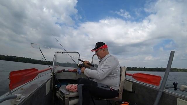 Рыбалка с лодки, и спиннинг и донки. Ловим и в Европу смотреть онлайн