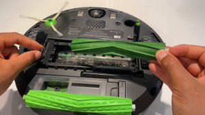 iRobot Roomba i7 - How to Clean Brushes, Filters and Dust Bin