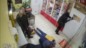 Горе-грабитель ворвался в ломбард с целью грабежа, но его остановила дверь — об неё он сломал ногу