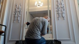 Демонтаж со стены зеркала, вклеенного в рамку из молдинга