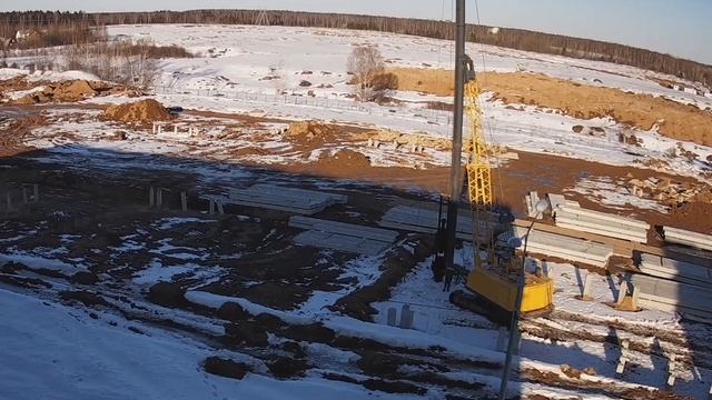 Погружение свай. Сваебойная установка на базе ЭО-5119.