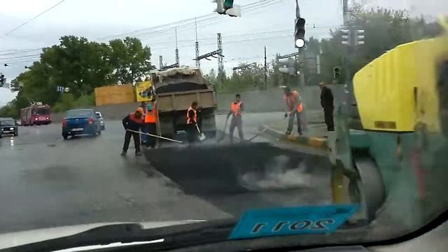 Вот так укладывают асфальт в Нижнем Новгороде... смотреть онлайн