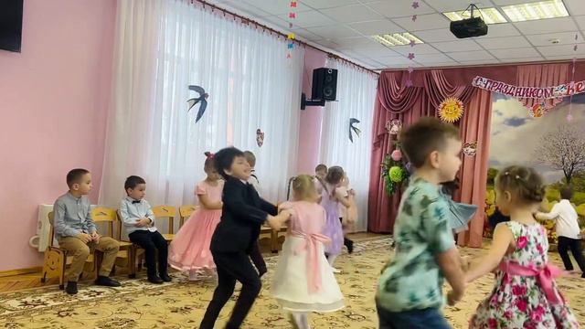 Полька «У мамочки». Полька на 8 марта. Старшая группа. смотреть онлайн