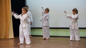 Дети крутят нунчаки
