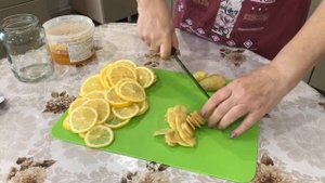 Что бы не болеть Лимон имбирь и мед Для крепкого иммунитета и от простуды.