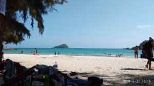 пляж танцующей девушки в Паттайе, май 2019