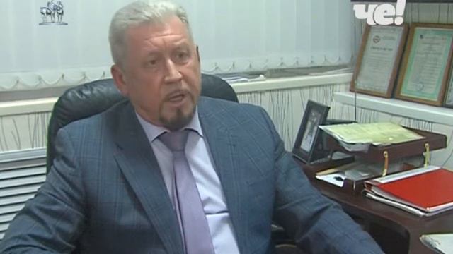 Активные жители во дворе своих многоквартирных домов заливают катки