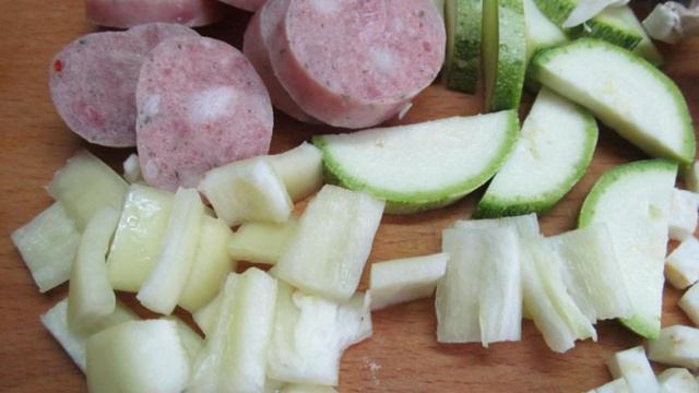 Жареный картофель с грибами колбасками и кабачком