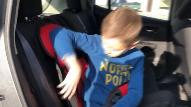 Ребенок самостоятельно садиться в авто кресло смотреть онлайн