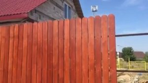 Красивый, аккуратный забор из деревянного штакетника в Саратове. СОВЕРСТРОЙ.