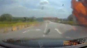 В Малайзии при падении самолета на трассу погибли не менее 10 человек

По данным СМИ, воздушное судн