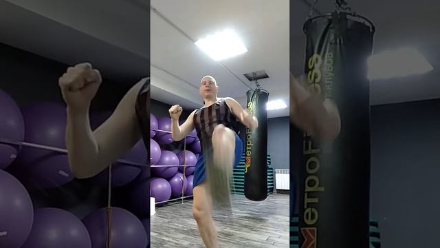 Тайский бокс. Муай тай. Фитнес Удары ногами Фронт кики Уширо Вертушка #cardioexercise #спорт #sports