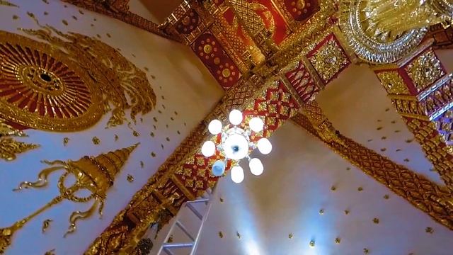 Достопримечательности Таиланда.Золотой храм Wat Phra That Nong Bua.