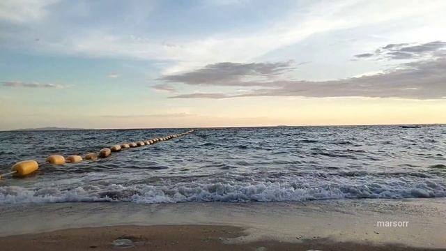 просто берег, набережная и силуэты. цвет заката - жёлтый