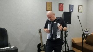 Красивая мелодия на аккордеоне.