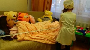 ЗАБАВНАЯ ИСТОРИЯ ДЛЯ ДЕТЕЙ София играет в профессию как  доктор  Мама не хочет играть