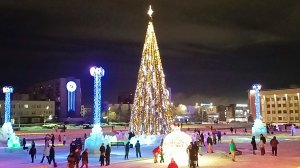 Магнитогорск, новогодняя площадь Народных гуляний с ледяным городком и ёлкой (04.01.2023)