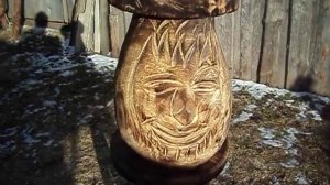 Резной гриб из дерева бензопилой.