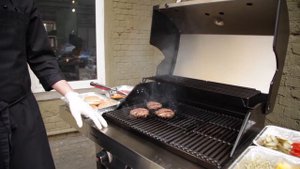 Обзор газового гриля Char-Broil Professional с приготовлением бургеров.