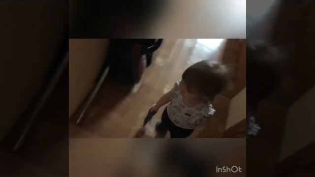 Практическая жизнь Монтессори. Моет пол.