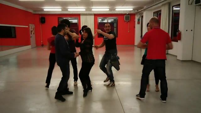 Lezione di bachata in rueda della scuola Redine Latin Dance di Tito Tassinari смотреть онлайн