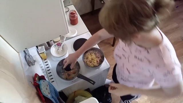 Варю солянку.