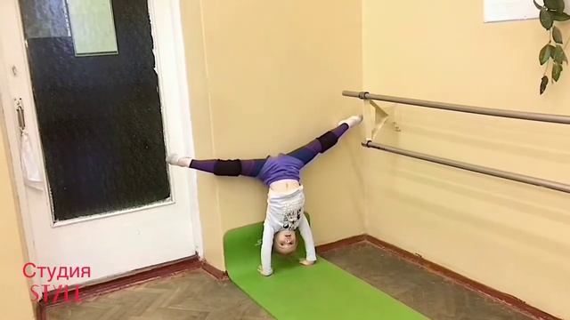 Как научиться ребенка делать колесо. Подводка к колесу смотреть онлайн