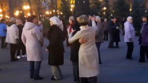 ВЕРЮ, НЕ ЗАБУДЕШЬ! ТАНЦЫ В ПАРКЕ ГОРЬКОГО ХАРЬКОВ.mp4