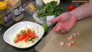 Салат с креветками, помидорами и капустой