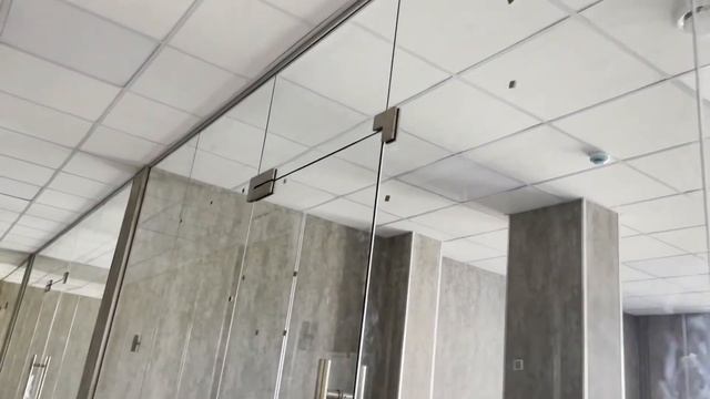 Офис из закаленных стеклянных перегородок и дверей без каркаса. Офисные перегородки и двери.