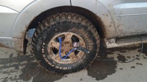 качаем  одновременно  2 колеса  2 пистолетами  с самовыравниванием  давления