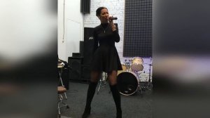 Бузова в живую поет и танцует ??? Кайф