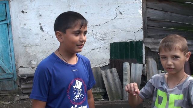 Юный голубятник заводит голубей