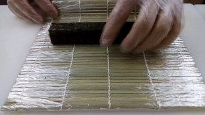 Как готовят Ролл с огурцом в ресторане Островок Суши