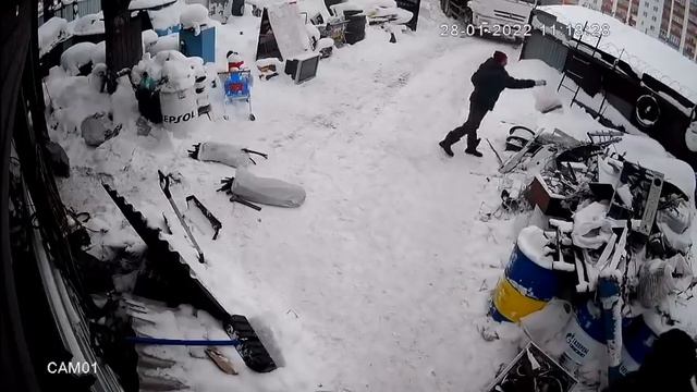 горе работяги, которые додумались пилить болгаркой бочку из под керосина смотреть онлайн