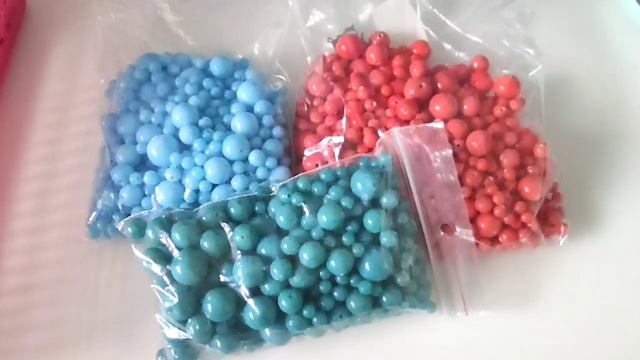 Посылка из Чехии с винтажными брошками, бусинами и сувенирами.