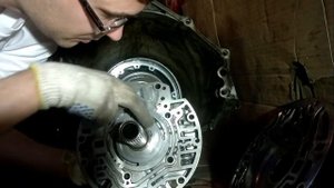 Разборка акпп 4l60e.Маслонасос изучаем  причины его разрыва..