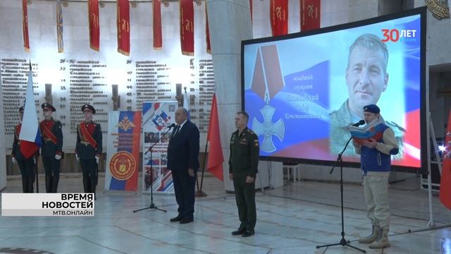 Одиннадцать орденов Мужества героев СВО вручили родным в Волгограде