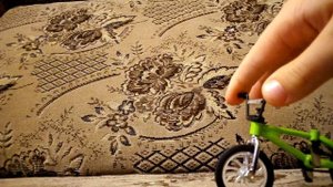 Обучение трюкам на игрушечном BMX