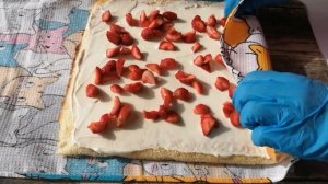 БИСКВИТНЫЙ рулет с клубникой и сметанным кремом.