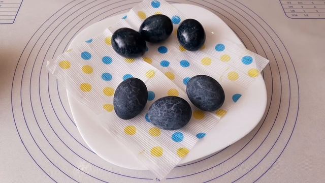 Простейший,красивый и безвредный способ окрашивания яиц на Пасху! Окрашивание яиц чаем 