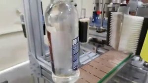 Самоклейка два аппликатора ориентатор верхний прижим нанесение этикетки на бутылку разной формы