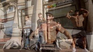 Андрей Скоромный позирует на улице Арбат