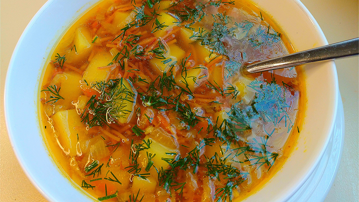 Большой куриный суп с вермишелью из лавки