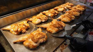 Рис с хрустящей курицей-гриль на железной тарелке - корейская уличная еда