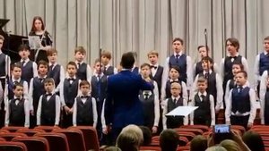 Мальчик строил лодку.