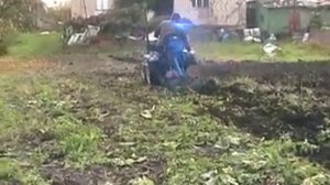 вспашка земли мини трактором булат 120 после дождя