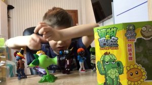 Часть 1- Распаковка Растения против Зомби. 😂 😂